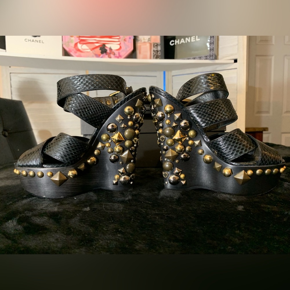 GUC💝Louis Vuitton studded sandals. - Picture 12 of 17